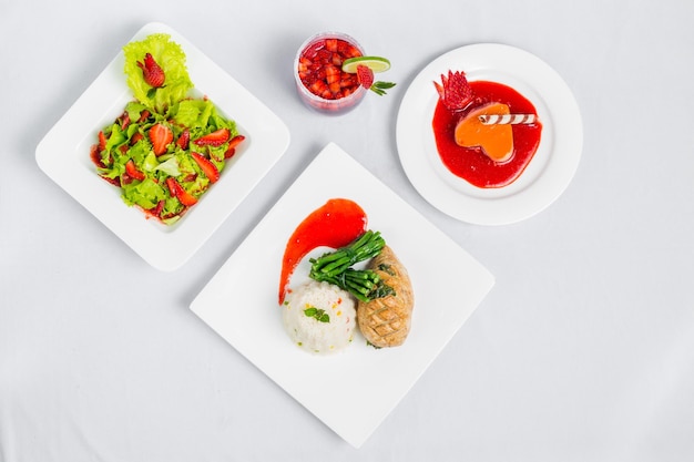 Тарелки с разными блюдами